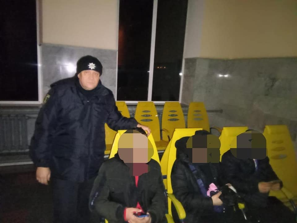 Під Харковом поліцейські виявили неповнолітню дівчину, яка пила алкоголь на залізничному вокзалі, - ФОТО
