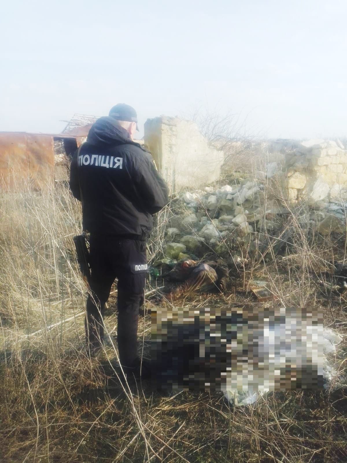 Загинули під час бомбардування села російськими літаками: на Харківщині поліція виявила тіла двох цивільних, - ФОТО