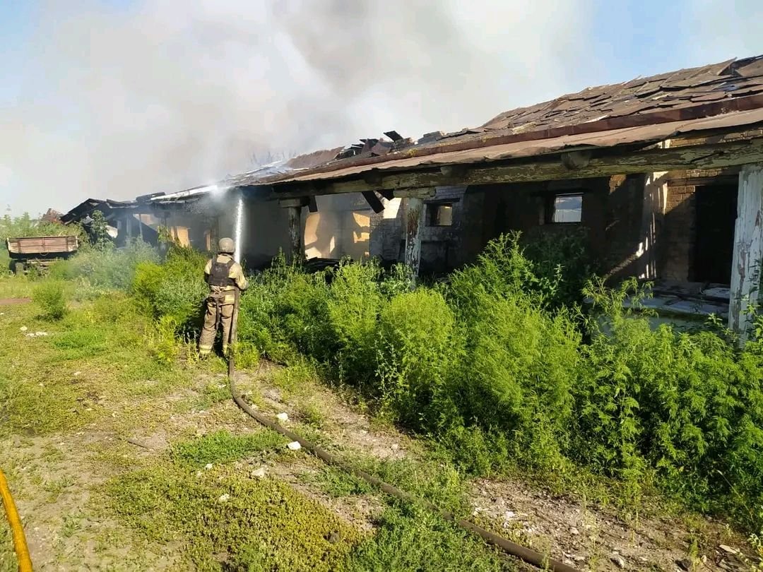 Війська Росії із артилерії нанесли удар по ще одному селу на Харківщині: сталася масштабна пожежа на підприємстві, - ФОТО