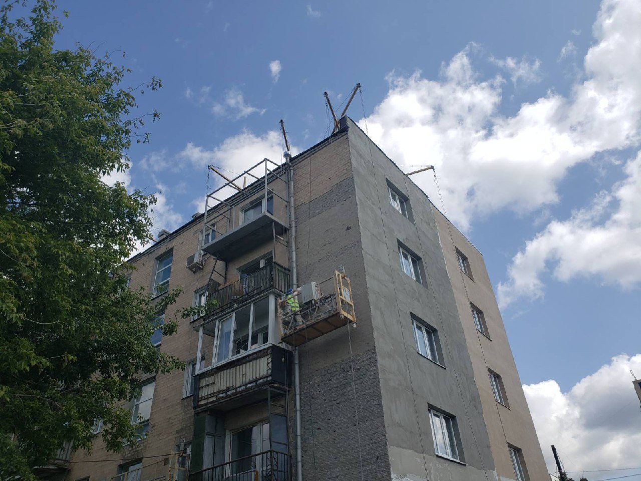 У Харкові продовжується ремонт будинків, які були пошкоджені внаслідок російських обстрілів, - ФОТО