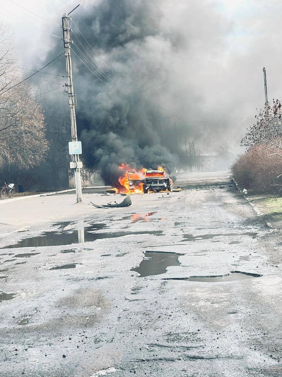 Росіяни із РСЗВ вдарили по місту Вовчанськ на Харківщині: на дорозі загорівся автомобіль, є загибла та поранена, - ФОТО