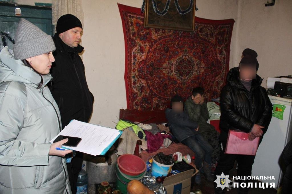У Харківській області мати тримала синів на доньку в антисанітарних умовах та не займалася їх навчанням: дітей забрала поліція, - ФОТО