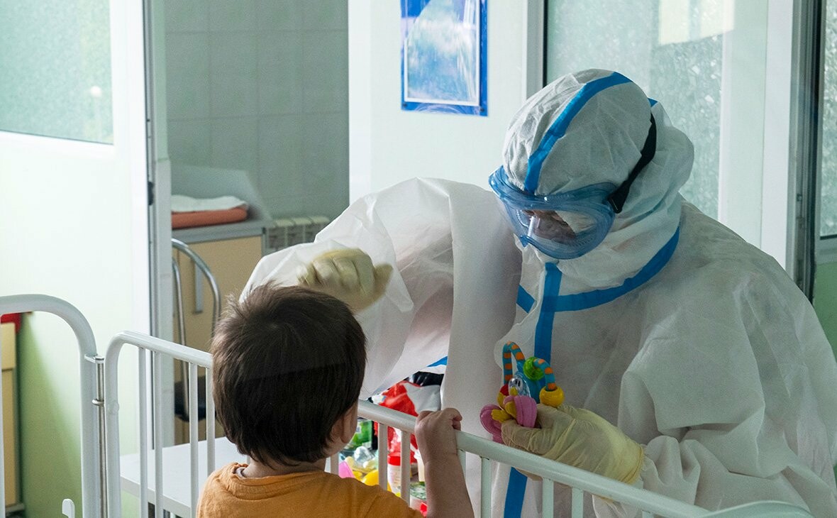 врач проверяет состояние здоровья ребенка