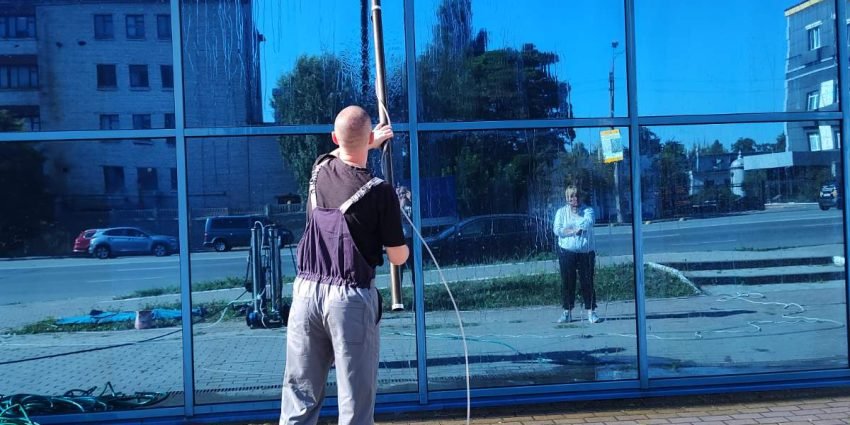 Ефективне миття фасадів на висоті