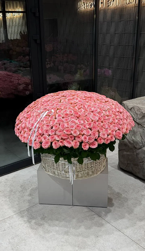 Премиальная корзина роз — верхний ценовой сегмент Премиальная корзина роз — верхний ценовой сегмент