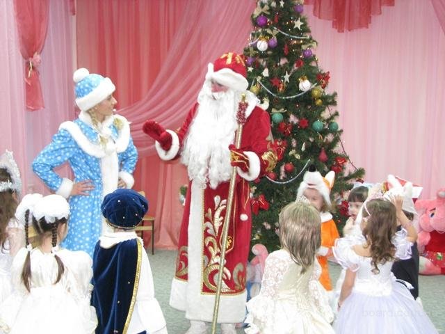 2-ded-moroz-i-snegurochka-v-sadik-na-utrennik