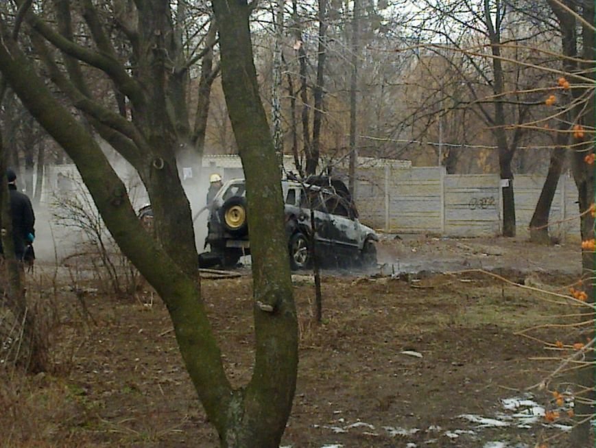 В Харькове около здания Дзержинского райсуда горел внедорожник (ФОТО) (фото) - фото 1